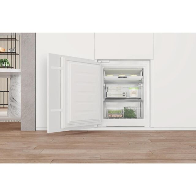 Whirlpool WHC20T573PUK Built-In Total No Frost 70/30 Fridge Freezer