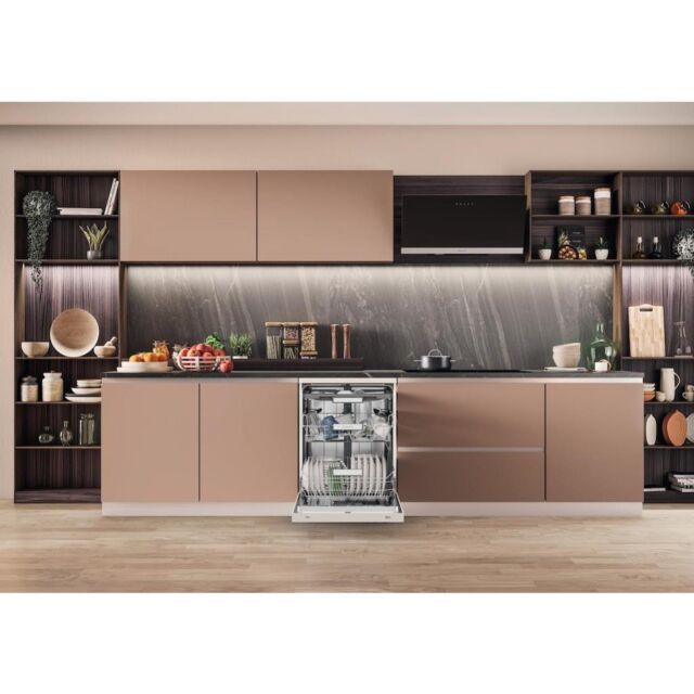 Hotpoint H7F HS41 UK Maxi Space Freestanding 15 Place Settings Dishwasher