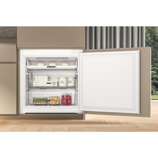 Whirlpool WHSP70T122UK Built-In Fridge Freezer