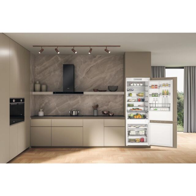 Whirlpool WHSP70T122UK Built-In Fridge Freezer