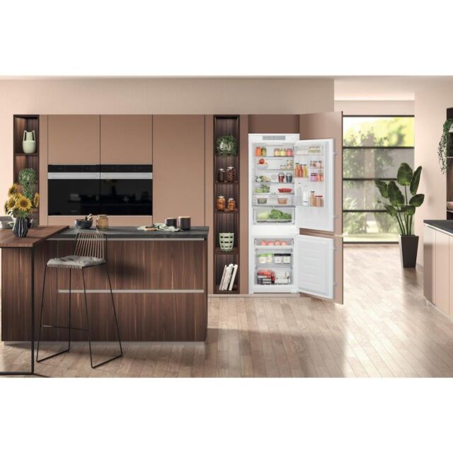 Hotpoint HTC18 T32 2 Built-In Fridge Freezer