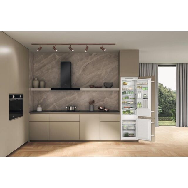Whirlpool WHC20 T322 UK Built-In Fridge Freezer
